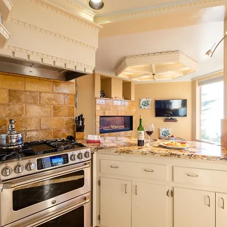 Above And Beyond! Hot Tub! Endless Views! Rooftop Patio! Fast Wifi!! Dog Friendly!